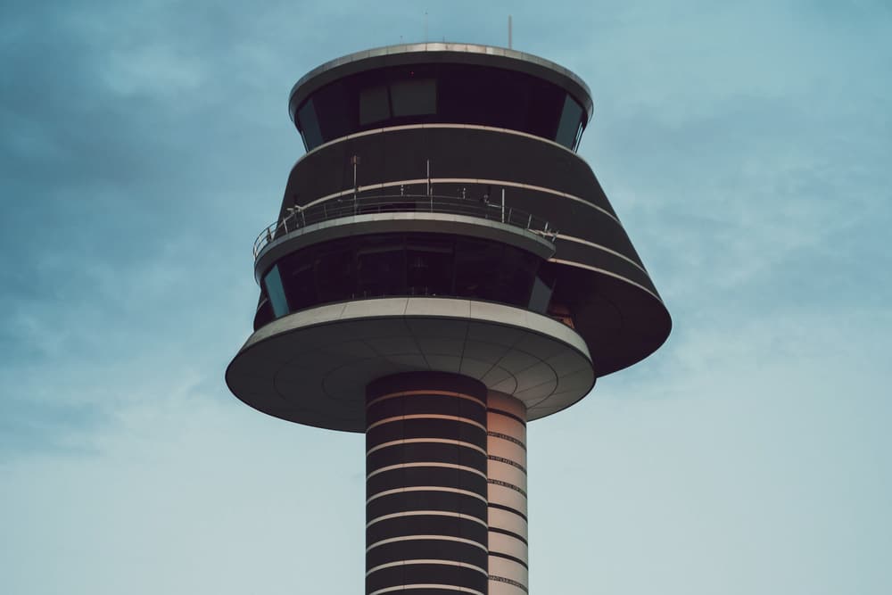 Flygledartornet på Arlanda, granne till Arlandastad
