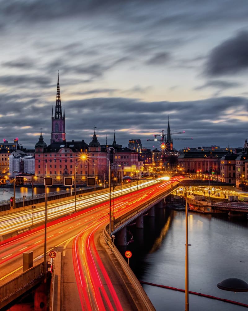 Stockholm i skymning med ljusspår från trafiken