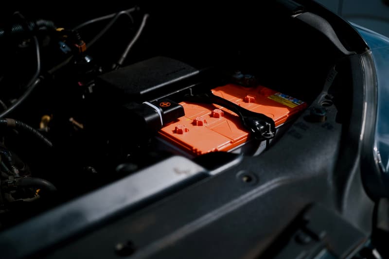 Batteri i ett mörkt motorrum (illustrationsbild)