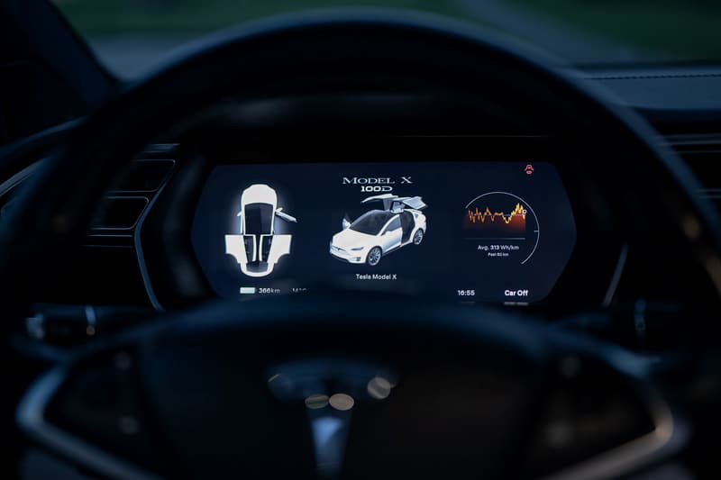 Instrumentpanel i en Tesla i mörker (illustrationsbild)